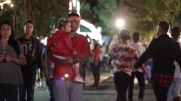 Multitud Personas Caminando Parque Atracciones Por Noche Calle Llena Una — Vídeo de stock