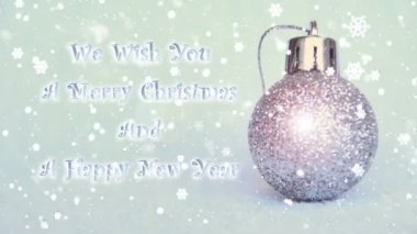 kar etkisi ile Gümüş Top glitter, yeni yıl ve Noel dekorasyonu bir mutlu Noeller ve mutlu bir yeni yıl dileriz 