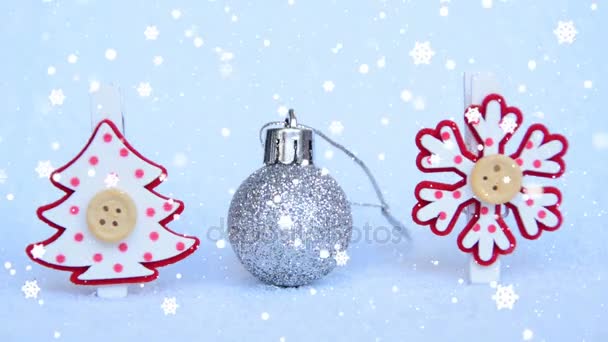 キラキラのシルバーのボールと赤と白の雪とクリスマス ツリー 雪落下 幸せな新年の効果 — ストック動画