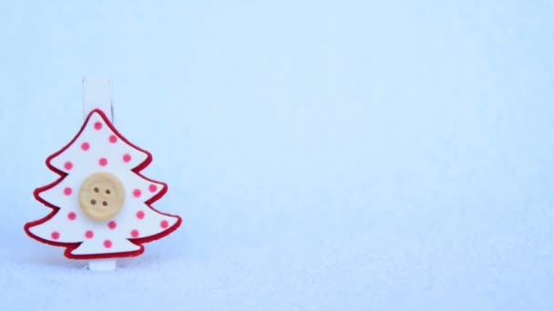 Hölzerner Roter Und Weißer Weihnachtsbaum Auf Blauem Hintergrund Platz Zum — Stockvideo