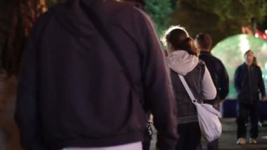 Lunaparkta gece, Street yürüyüş insanların kalabalık çok yoğun bir kalabalık ile 27 Ağustos 2017 dolu şehir Zrenjanin, Voyvodina, Sırbistan