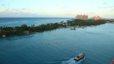 Güzel sahil şeridi, Bahamalar ve gemi, Bahamalar, Ağustos 2016.