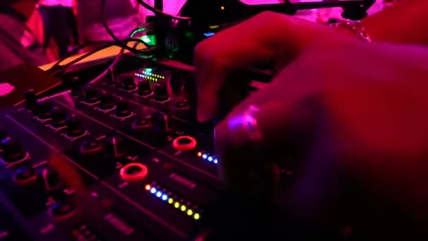 Spinning Mixing Scratching Night Club Hands Ajustam Vários Controles Faixa — Vídeo de Stock