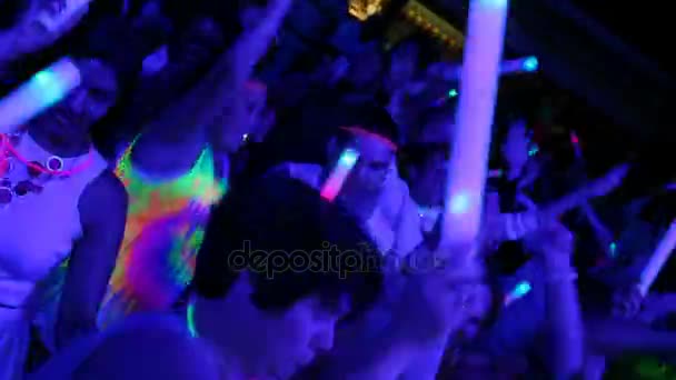 Shining Party Glow Party Gente Una Fiesta Con Palos Glow — Vídeos de Stock