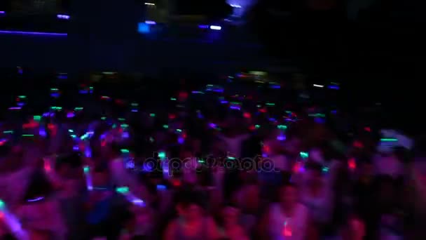 Leuchtende Party Glühende Party Menschen Auf Einer Party Mit Glühstäben — Stockvideo