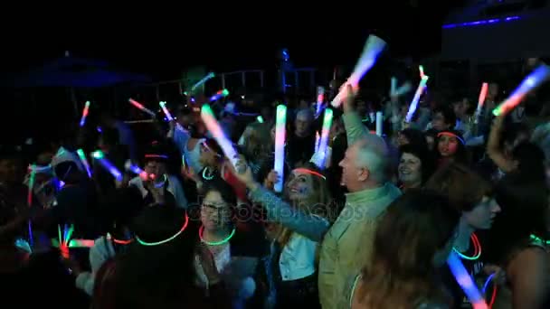 Partisi Kızdırma Parlak Parlaklık Ile Bir Partide Insanlar Sopa Dans — Stok video