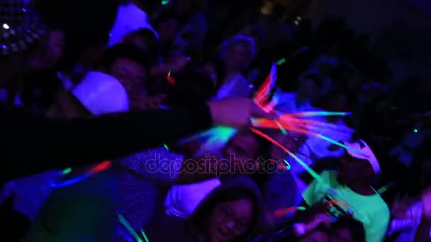 Leuchtende Party Glühende Party Menschen Auf Einer Party Mit Glühstäben — Stockvideo