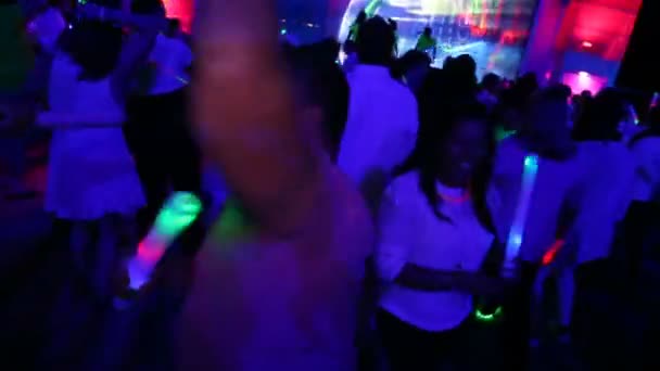 Jungs Haben Jede Menge Spaß Leuchtende Party Glühende Party Menschen — Stockvideo