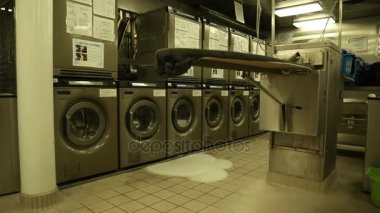 Endüstriyel çamaşır makinelerinde genel çamaşırhanede, çürük çamaşır makinesi su ve sabun kendisinden çizer