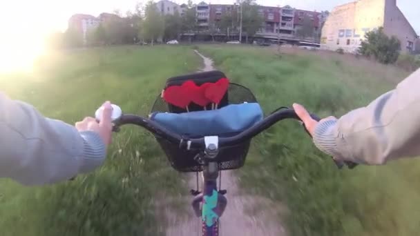 Κορίτσι Οδηγεί Ένα Ποδήλατο Μέσα Στην Πόλη Ένα Καλάθι Γεμάτο — Αρχείο Βίντεο