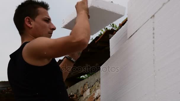 Styropordämmung Die Hände Eines Jungen Mannes Bei Reparaturarbeiten Der Wand — Stockvideo