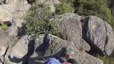 dağcı ipi koymak için uygun bir yer görünüyor