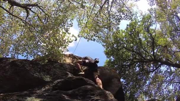 Молодший Чоловік Піднімається Скелю — стокове відео