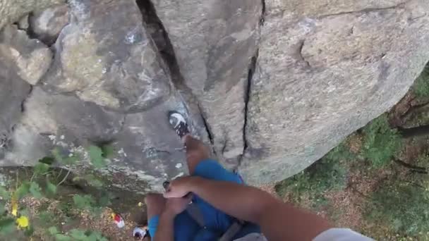 Jovem Alpinista Descendo Parede Enquanto Sua Equipe Está Esperando Base — Vídeo de Stock