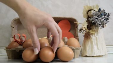 Kadının el yumurta karton kutudan alır.