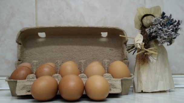 Huevos Granja Una Caja Cartón Abierta — Vídeos de Stock