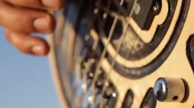  3 in 1 adam'ın bas gitar çalmak el