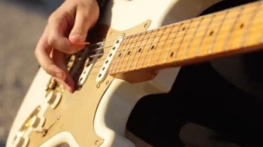 Genç adam bir elektro gitar çalmak