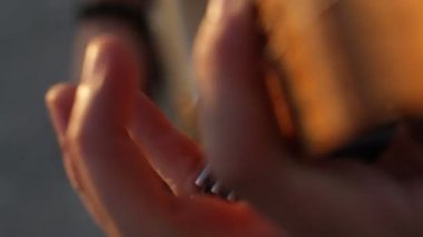  elektro gitar çalmak bir erkek elinde