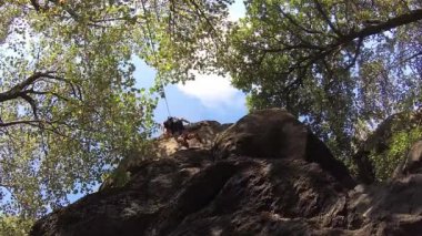 Kaya tırmanışı üzerinden düşen genç adam