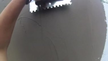 erkek işçiler ellerini duvar sıvama