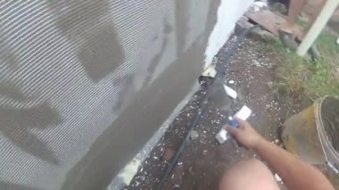 erkek işçiler ellerini duvar sıvama