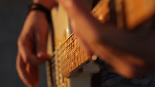 Manos Hombre Tocando Guitarra Eléctrica — Vídeo de stock