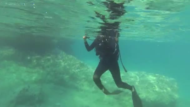 Vorbereitung Und Überprüfung Der Ausrüstung Vor Dem Tauchen — Stockvideo