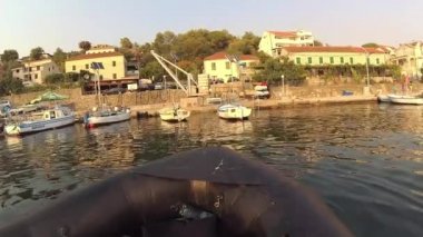 siyah kauçuk tekne yat limanı açık sular nehir gidiyor
