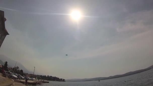 Avión Pasa Sobre Agua Área Tivat — Vídeo de stock