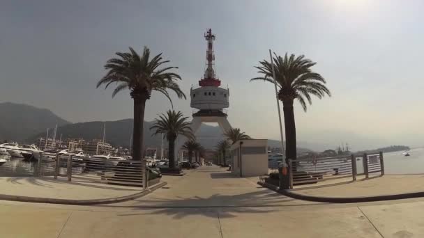 若い男 ジョギング Mediterraneans をリードする高級ヨット ホーム港やマリーナ ビレッジのティヴァト 2017 — ストック動画
