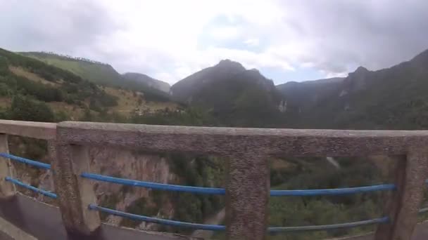 Puente Djurdjevica Tara Puente Arco Hormigón Sobre Río Tara Norte — Vídeo de stock
