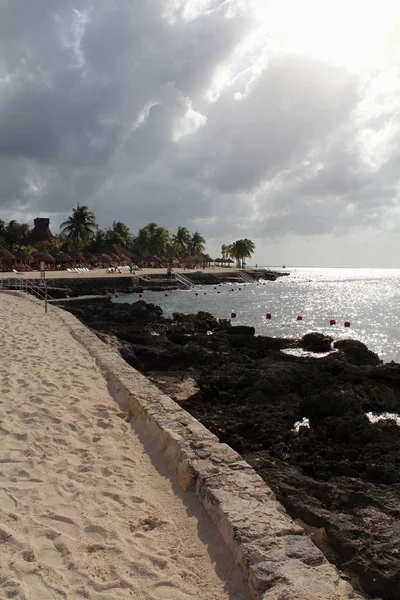 Sandy Beach Skály Palmy Během Období Dešťů — Stock fotografie