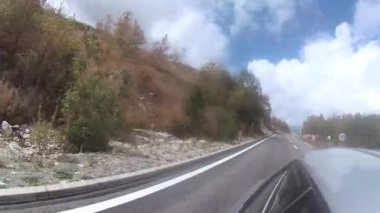 güzel doğa ile çevrili arabada seyahat