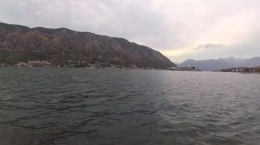 Kruvazör Kotor - Kotor Körfezi, Karadağ girer.