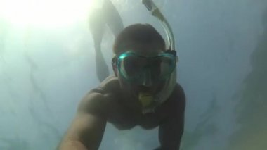Maskesi denizde dalış snorkeling adam 