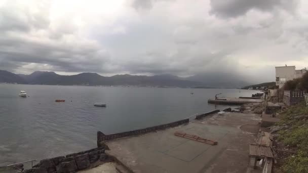 Συννεφιά Πρωί Στη Θάλασσα Στον Κόλπο Του Κότορ — Αρχείο Βίντεο