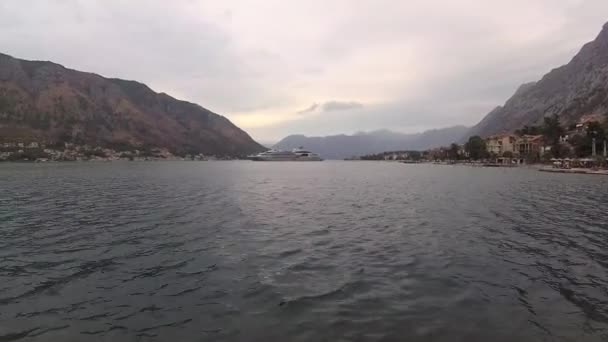 Cruzador Entra Kotor Baía Kotor Montenegro — Vídeo de Stock