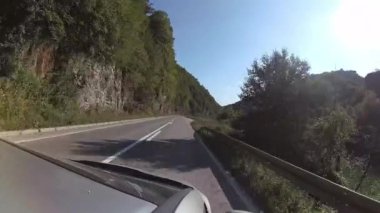 güzel doğa ile çevrili arabada seyahat