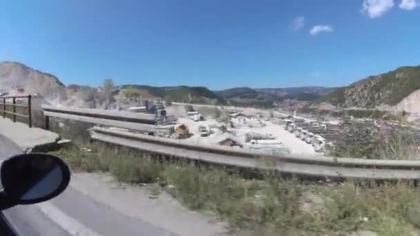 公路沿线砾石的大量生产 — 图库视频影像