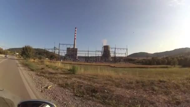 Kerncentrale Naast Weg — Stockvideo