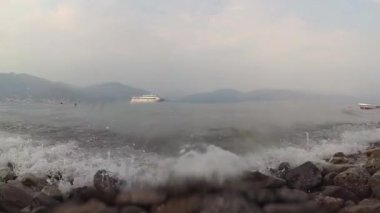 Dalgalar kamera, Kotor Koyu'nun Karadağ vurmak gibi kruvazör denize yelken