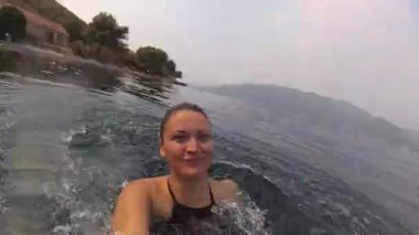 bir kamera ve dalış tutan genç kadın