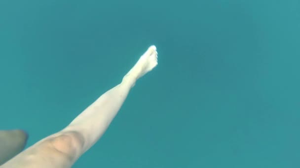 海に移動している若い女性の脚は戻って最後のスイミング — ストック動画