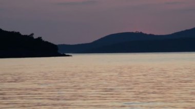 gün batımında denize kuş uçar