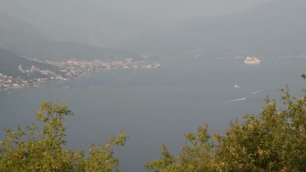 Lämnar Kryssningsfartyg Dimmig Morgon Fjärden Kotor Montenegro September 2017 — Stockvideo