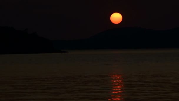 Ηλιοβασίλεμα Της Πορτοκαλί Ήλιο Πίσω Από Βουνά Της Θάλασσας — Αρχείο Βίντεο