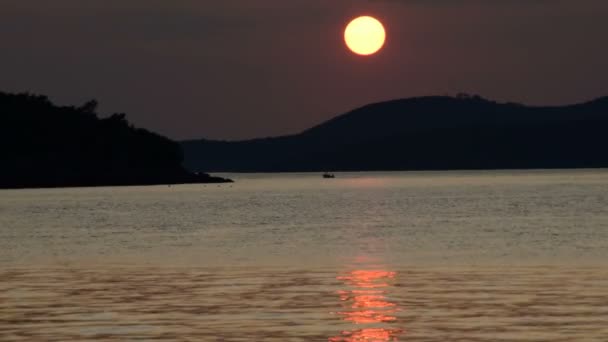 Zonsondergang Van Oranje Zon Achter Bergen Van Zee — Stockvideo