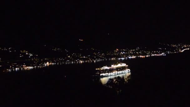Beleuchtetes Kreuzfahrtschiff Fährt Nachts — Stockvideo