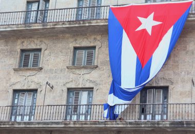 Havana, Küba - 1 Eylül 2017: bina üzerinde asılı Küba ulusal bayrak